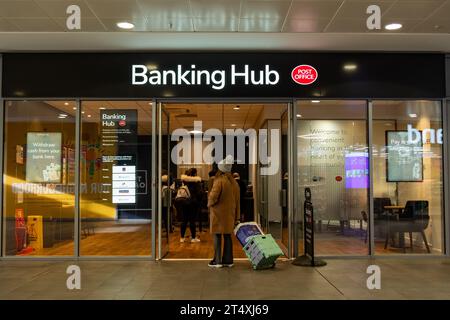 LONDON, 30. OKTOBER 2023: Post Office Banking Hub im Oaks Shopping Centre, einem einzigen Gebäude, in dem mehrere Banken vertreten sind. Stockfoto