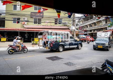 Ein Blick auf die bekannte enge Kurve auf Soi Buakhao in Pattaya, Thailand. Gegenüber befindet sich Easy Corner Bar & Guesthouse. Ein Fluss aller Fahrzeugtypen. Stockfoto