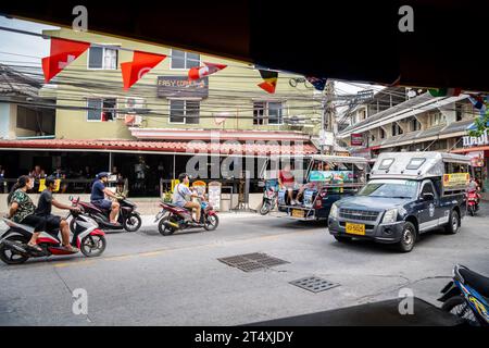 Ein Blick auf die bekannte enge Kurve auf Soi Buakhao in Pattaya, Thailand. Gegenüber befindet sich Easy Corner Bar & Guesthouse. Ein Fluss aller Fahrzeugtypen. Stockfoto