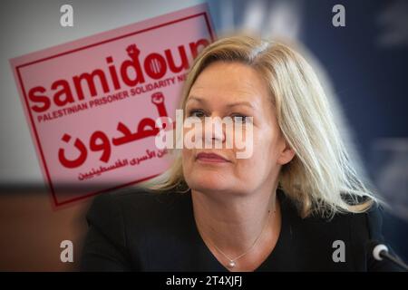 FOTOMONTAGE: Nancy FAESER verbietet ipalaestinensisches Netzwerk Samidoun. ARCHIVFOTO: Nancy FAESER, SPD, Bundesministerin des Innern und für Heimat, Bundesinnenministerin Nancy FAESER besucht die Zentral- und Ansprechstelle für die Verfolgung organisierter Straftaten in Nordrhein-Westfalen ZeOS NRW, Düsseldorf am 01.06.2023, *** FOTOMONTAGE Nancy FAESER verbietet ipalästerinisches Netzwerk Samidoun ARCHIV FOTO Nancy FAESER, SPD, Bundesinnenministerin Nancy FAESER besucht die Zentral- und Kontaktstelle für die Strafverfolgung organisierter Personen Stockfoto