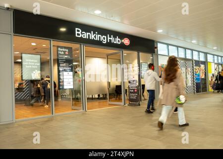 LONDON, 30. OKTOBER 2023: Post Office Banking Hub im Oaks Shopping Centre, einem einzigen Gebäude, in dem mehrere Banken vertreten sind. Stockfoto