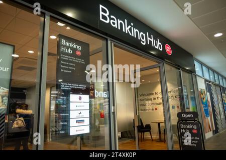 LONDON, 30. OKTOBER 2023: Post Office Banking Hub im Oaks Shopping Centre, einem einzigen Gebäude, in dem mehrere Banken vertreten sind. Stockfoto