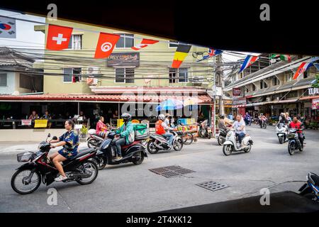 Ein Blick auf die bekannte enge Kurve auf Soi Buakhao in Pattaya, Thailand. Gegenüber befindet sich Easy Corner Bar & Guesthouse. Ein Fluss aller Fahrzeugtypen. Stockfoto