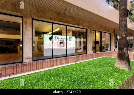Monte Carlo, Monaco. Oktober 2023. Eine riesige Werbung für Apples neues iphone 15 Smartphone am 20. Oktober 2023 im Schaufenster eines Ladens in Monte-Carlo, Monaco. Foto: Laurent Coust/ABACAPRESS.COM Credit: Abaca Press/Alamy Live News Stockfoto