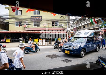 Ein Blick auf die bekannte enge Kurve auf Soi Buakhao in Pattaya, Thailand. Gegenüber befindet sich Easy Corner Bar & Guesthouse. Ein Fluss aller Fahrzeugtypen. Stockfoto