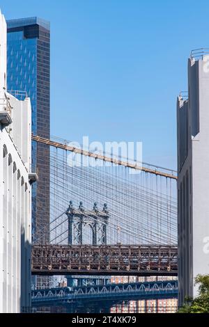 Sehen Sie durch den Blick von Hicks Street, Brooklyn Heights, New York City, NY in Richtung Brooklyn Bridge und Manhattan Bridge, die sich zwischen der Moderne befinden Stockfoto