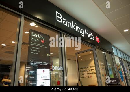 LONDON, 30. OKTOBER 2023: Post Office Banking Hub im Oaks Shopping Centre, einem einzigen Gebäude, in dem mehrere Banken vertreten sind. Stockfoto