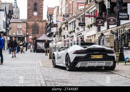 Chester, Cheshire, England, 22. April 2023. Weißer Lamborghini Huracan EVO Spyder vor dem Fotogeschäft, Illustration des Kfz-Einzelhandels. Stockfoto