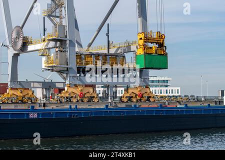 Große Portalkräne transportieren Container in der „Schiff-zu-Land“-Logistik in Containerschiffe auf der Maasvlakte, europoort, Rotterdam, Niederlande Stockfoto