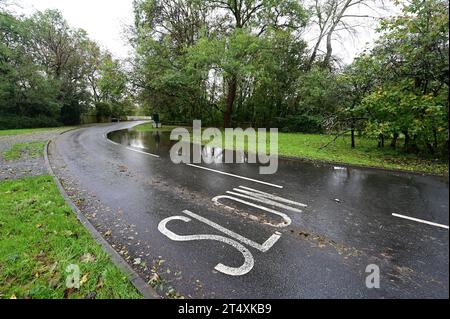 Tiefe Pfütze in der Lee Street in Horley Surrey nach dem Sturm Ciaran am 2. November 2023. Stockfoto