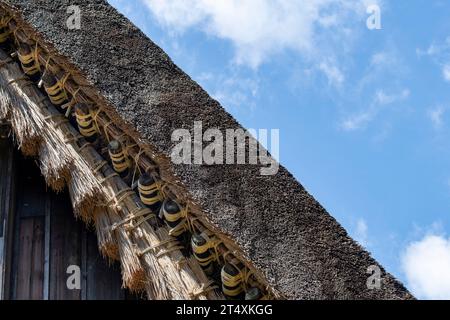 Nahaufnahme der Ansicht eines Querschnitts des Strohdachs auf einem der traditionellen Häuser im Dorf Shirakawa-Go in Japan mit weißem Hauch Stockfoto