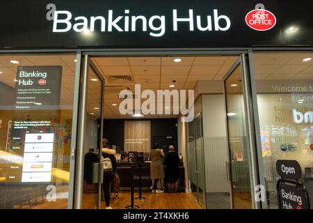 LONDON, 30. OKTOBER 2023: Post Office Banking Hub im Oaks Shopping Centre, einem einzigen Gebäude, in dem mehrere Banken vertreten sind. Stockfoto