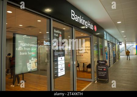 LONDON, 30. OKTOBER 2023: Post Office Banking Hub im Oaks Shopping Centre, einem einzigen Gebäude, in dem mehrere Banken vertreten sind. Stockfoto