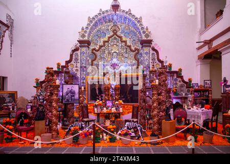 Tag der Toten Ofrenda feiert Isidro Fabela und Josefina Eisenmann im Bazar Sabado in Mexiko-Stadt, Mexiko Stockfoto