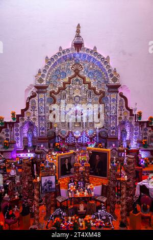Tag der Toten Ofrenda feiert Isidro Fabela und Josefina Eisenmann im Bazar Sabado in Mexiko-Stadt, Mexiko Stockfoto