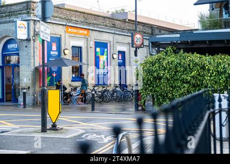 LONDON, 30. OKTOBER 2023: Bahnhof Acton Central und Straßenüberquerung. London Overland Zuglinie in West London Stockfoto