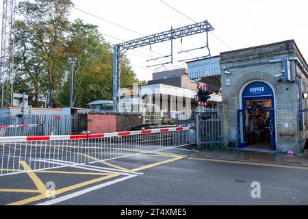 LONDON, 30. OKTOBER 2023: Bahnhof Acton Central und Straßenüberquerung. London Overland Zuglinie in West London Stockfoto