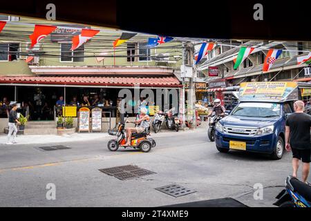 Ein Blick auf die bekannte enge Kurve auf Soi Buakhao in Pattaya, Thailand. Gegenüber befindet sich Easy Corner Bar & Guesthouse. Ein Fluss aller Fahrzeugtypen. Stockfoto