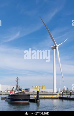 Rotterdam, Niederlande-16. September 2023; vertikale Ansicht des Schleppers mit großen Gummikotflügeln mit GE Haliade-X 12 MW Windkraftanlage Prototyp onsho Stockfoto