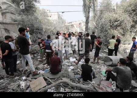 Palästinenser führen eine Such- und Rettungsaktion nach dem Angriff der israelischen Armee auf das Flüchtlingslager Maghazi durch Palästinenser führen eine Such- und Rettungsaktion nach dem Angriff der israelischen Armee auf das Flüchtlingslager Maghazi in Gaza-Stadt am 2. November 2023 durch. Foto: Naaman Omar apaimages Maghazi Gaza Streifen palästinensisches Gebiet 021123 Maghazi NAA 0027 Copyright: XapaimagesxNaamanxOmarxxxapaimagesx Credit: Imago/Alamy Live News Stockfoto