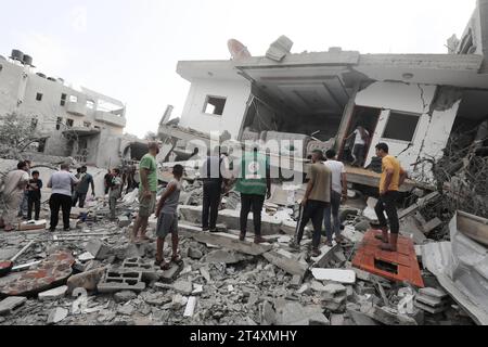 Palästinenser führen eine Such- und Rettungsaktion nach dem Angriff der israelischen Armee auf das Flüchtlingslager Maghazi durch Palästinenser führen eine Such- und Rettungsaktion nach dem Angriff der israelischen Armee auf das Flüchtlingslager Maghazi in Gaza-Stadt am 2. November 2023 durch. Foto: Naaman Omar apaimages Maghazi Gaza Streifen palästinensisches Gebiet 021123 Maghazi NAA 004 Copyright: XapaimagesxNaamanxOmarxxxapaimagesx Credit: Imago/Alamy Live News Stockfoto