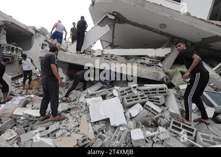 Palästinenser führen eine Such- und Rettungsaktion nach dem Angriff der israelischen Armee auf das Flüchtlingslager Maghazi durch Palästinenser führen eine Such- und Rettungsaktion nach dem Angriff der israelischen Armee auf das Flüchtlingslager Maghazi in Gaza-Stadt am 2. November 2023 durch. Foto: Naaman Omar apaimages Maghazi Gaza Streifen palästinensisches Gebiet 021123 Maghazi NAA 008 Copyright: XapaimagesxNaamanxOmarxxxapaimagesx Credit: Imago/Alamy Live News Stockfoto