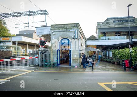 LONDON, 30. OKTOBER 2023: Bahnhof Acton Central und Straßenüberquerung. London Overland Zuglinie in West London Stockfoto