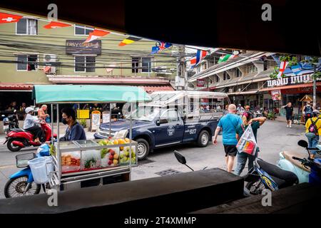 Ein Blick auf die bekannte enge Kurve auf Soi Buakhao in Pattaya, Thailand. Gegenüber befindet sich Easy Corner Bar & Guesthouse. Ein Fluss aller Fahrzeugtypen. Stockfoto