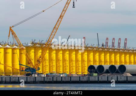 Rotterdam, Niederlande-16. September 2023; große Anzahl von gelben Übergangsteilen für den Bau von Fundamenten für Windturbinen in Offshore W Stockfoto