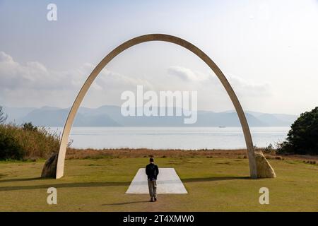 Naoshima Island, Japan – 12. April 2023; Infinity-Tor des Lee Ufan Museums, entworfen von Tadao Ando Stockfoto