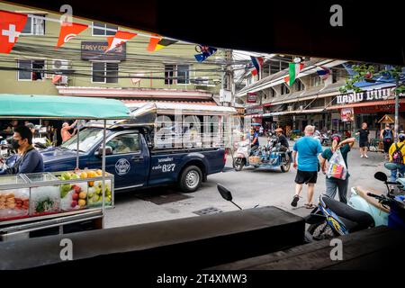 Ein Blick auf die bekannte enge Kurve auf Soi Buakhao in Pattaya, Thailand. Gegenüber befindet sich Easy Corner Bar & Guesthouse. Ein Fluss aller Fahrzeugtypen. Stockfoto