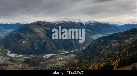 Panorama-Gebirgslandschaft mit dem Rhein in den Schweizer Alpen im Spätherbst Stockfoto