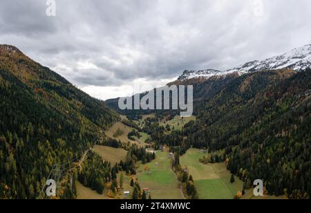 Ein Blick aus der Vogelperspektive auf das Tamina-Tal im Spätherbst mit dem ersten Schnee auf den Berggipfeln Stockfoto