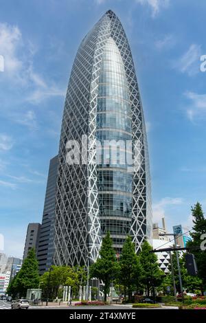 Tokio, Japan, 22. April 2023; Mode Gakuen Cocoon Tower Bildungseinrichtung in Nishi-Shinjuku, Heimat von drei Bildungseinrichtungen mit geschwungener Schale Stockfoto