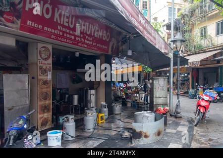 Hanoi, Vietnam, 30. März 2023; Ladenfront eines Einzelhandelsgeschäfts in einem der Viertel der Stadt, in dem typische vietnamesische Suppe oder Pho mit Larg verkauft werden Stockfoto