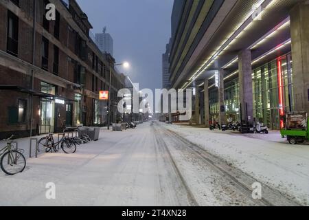 Rotterdam, Niederlande, 7. Februar 2021; schneebedeckte Straße auf dem Kop van Zuid nach einem frühen Wintersturm am frühen Morgen; Cruiseterminal, de Rotterdam Stockfoto