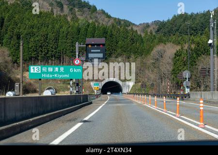 Hida, Gifu, Japan-20. April 2023; Blick aus Fahrerperspektive über den E41Tokai Hokuriku Expressway in Richtung Odori-Tunnel Stockfoto