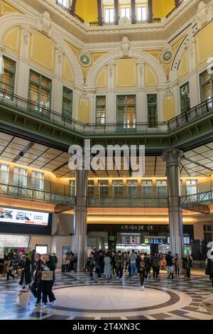 Tokio, Japan-31. März 2023; vertikaler Innenblick auf den Südeingang von Marunouchi mit der berühmten sechseckigen Kuppel, die im Bahnhof von Tokio mit Menschen beschäftigt ist Stockfoto