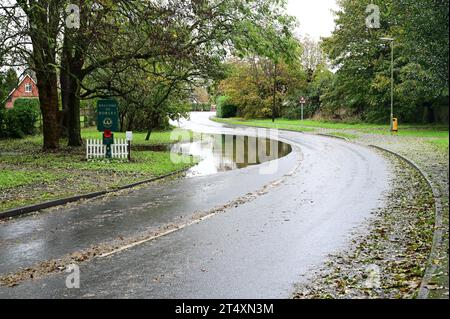 Tiefe Pfütze in der Lee Street in Horley Surrey nach dem Sturm Ciaran am 2. November 2023. Stockfoto