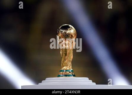 Dateifoto vom 18.12.2022 der Trophäe der FIFA-Weltmeisterschaft. Eine bevorstehende Saudi-Arabien-Weltmeisterschaft führt den Fußball nach Angaben von Human Rights Watch in eine "dunkle Zeit" zurück. Ausgabedatum: Donnerstag, 2. November 2023. Stockfoto