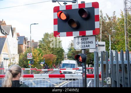 LONDON, 30. OKTOBER 2023: Bahnhof Acton Central und Straßenüberquerung. London Overland Zuglinie in West London Stockfoto