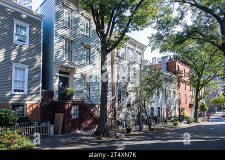 New York, NY, USA, 10. Oktober 2023; Holzrahmenhäuser mit Schrankfassaden an der historischen Middagh Street in Brooklyn Heights aus dem frühen 19. jahrhundert Stockfoto