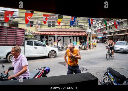 Ein Blick auf die bekannte enge Kurve auf Soi Buakhao in Pattaya, Thailand. Gegenüber befindet sich Easy Corner Bar & Guesthouse. Ein Fluss aller Fahrzeugtypen. Stockfoto