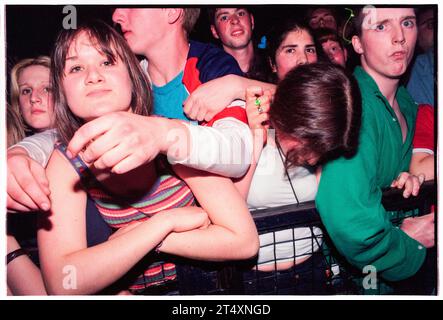 BRITPOP-FANS, NEWPORT CENTRE, 1996: Junge Britpop-Fans in der Menge kämpfen gegen die Sicherheitsbarriere während des Ash-Konzerts am 21. Mai 1996 im Newport Centre in Wales. Foto: Rob Watkins Stockfoto