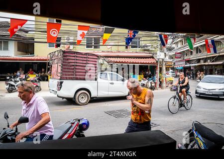 Ein Blick auf die bekannte enge Kurve auf Soi Buakhao in Pattaya, Thailand. Gegenüber befindet sich Easy Corner Bar & Guesthouse. Ein Fluss aller Fahrzeugtypen. Stockfoto