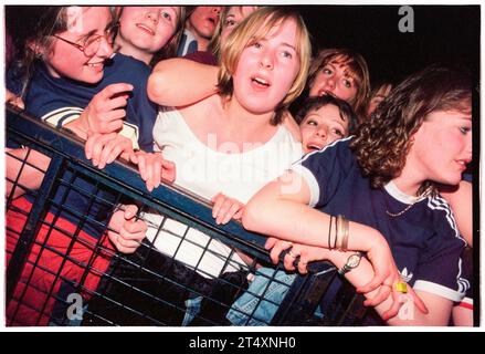 BRITPOP-FANS, NEWPORT CENTRE, 1996: Junge Britpop-Fans in der Menge kämpfen gegen die Sicherheitsbarriere während des Ash-Konzerts am 21. Mai 1996 im Newport Centre in Wales. Foto: Rob Watkins Stockfoto