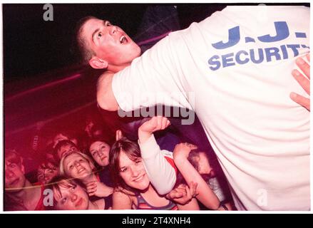 CROWD SURFING BOY, NEWPORT CENTRE, 1996: Junge Britpop-Fans in der Menge kämpfen gegen die Sicherheitsbarriere während des Ash-Konzerts im Newport Centre in Newport, Wales, Großbritannien am 21. Mai 1996. Foto: Rob Watkins Stockfoto