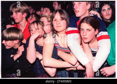 BRITPOP-FANS, NEWPORT CENTRE, 1996: Junge Britpop-Fans in der Menge kämpfen gegen die Sicherheitsbarriere während des Ash-Konzerts am 21. Mai 1996 im Newport Centre in Wales. Foto: Rob Watkins Stockfoto