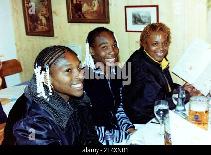 Archiv Serena und Venus Williams Tennis Ikonen München 1999 Archiv Motive Serena Willams-Oktoberfest Wiesn Besucher München *** Archiv Serena und Venus Williams Tennis Icons München 1999 Archiv Motive Serena Willams Oktoberfest Wiesn Besucher München Stockfoto