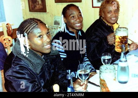 Archiv Serena und Venus Williams Tennis Ikonen München 1999 Archiv Motive Serena Willams-Oktoberfest Wiesn Besucher München *** Archiv Serena und Venus Williams Tennis Icons München 1999 Archiv Motive Serena Willams Oktoberfest Wiesn Besucher München Stockfoto